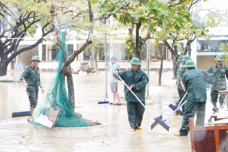 Thượng tá Trần Văn Toàn, Chủ nhiệm Chính trị Lữ đoàn 368 (Quân khu 5) cho biết, hai ngày qua, 100 cán bộ, chiến sĩ của đơn vị hỗ trợ các trường học khắc phục sau lũ lụt. dsc03398.jpg