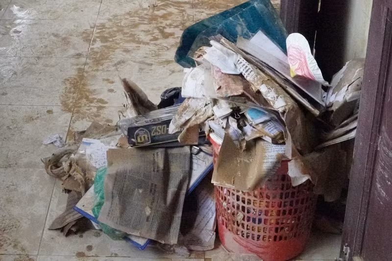 Nhà trường đã chủ động di chuyển tài sản lên cao, song tốc độ nước lên quá nhanh khiến nhiều phòng học, thiết bị, tài liệu bị nhấn chìm và hư hỏng hoàn toàn. dsc03341.jpg