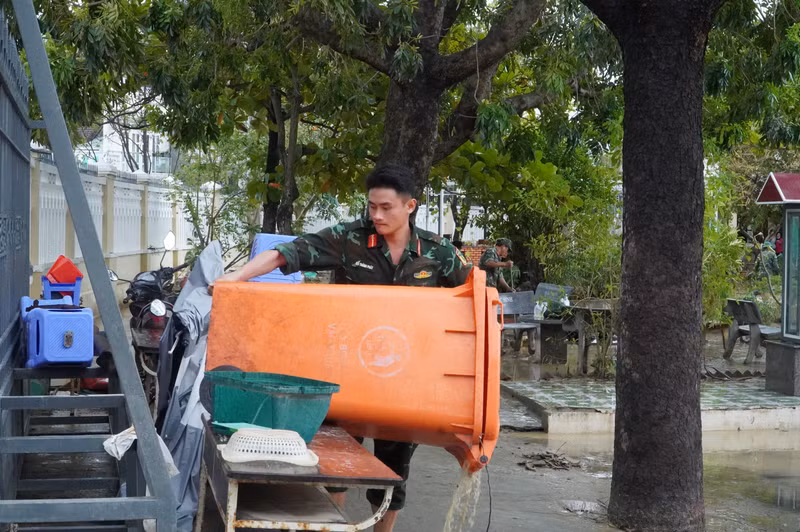 Nước dâng cao khiến Trường THCS Nhơn Bình (phường Quy Nhơn Đông) ngổn ngang. dsc03392.jpg