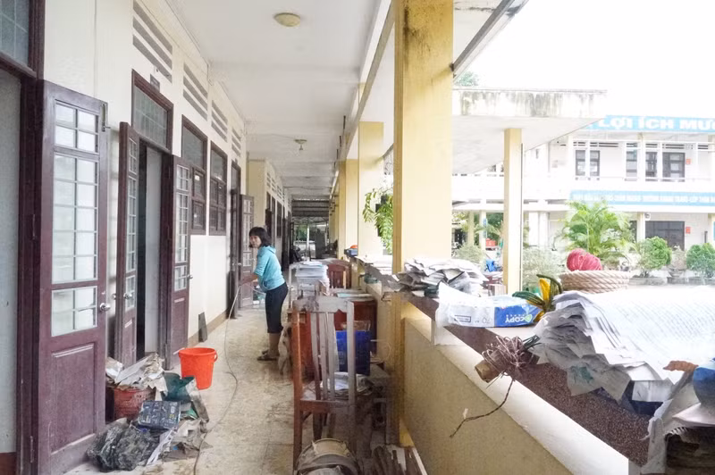Trong số 52 cán bộ giáo viên của trường, nhiều người nhà bị ngập sâu, liên lạc gián đoạn. Ngay khi thời tiết ổn định, hơn 30 thầy cô có thể di chuyển lập tức trở lại trường, dọn bùn đất, xử lý thiết bị ngấm nước. dsc03351.jpg
