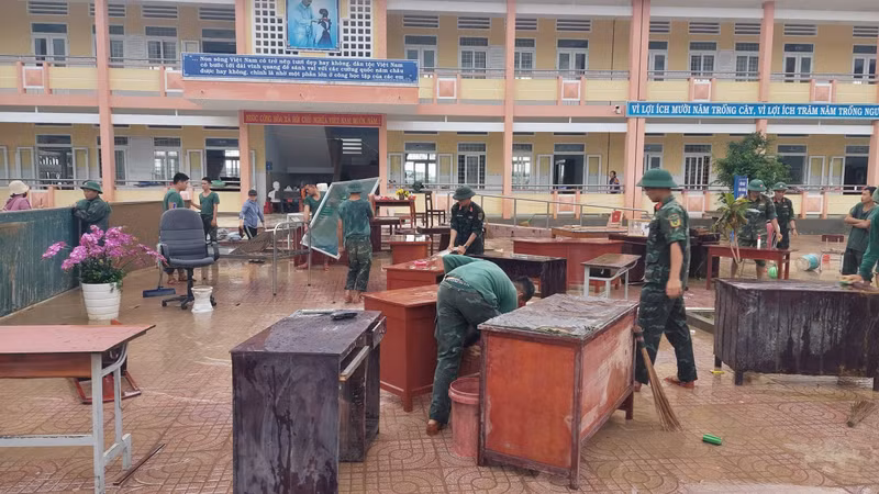 Trường học trên địa bàn xã Tuy Phước cũng hoang tàn sau bão. z7247918294429-3b2bbba14e8f27c15a8e2bb3be322360.jpg