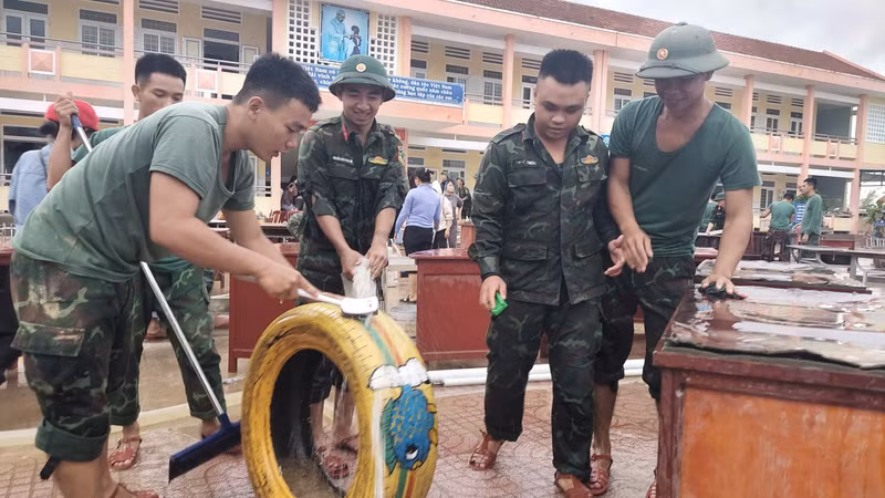 Nước rút để lại một lớp bùn dày bám từ hành lang đến từng phòng học nên lực lượng quân đội và giáo viên được huy động để khắc phục. z7247918306573-b83ed404499a561eec4449f96d2ccf95.jpg