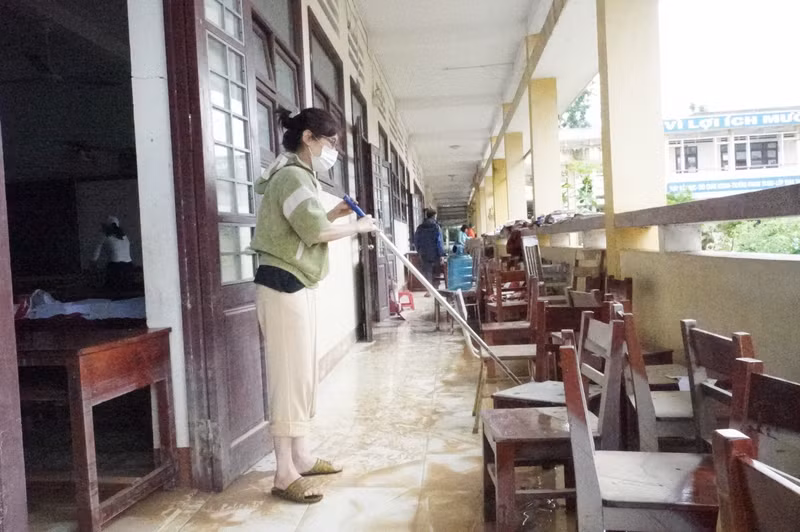 Ông Ngô Lâm Trường Minh, Hiệu trưởng Trường Tiểu học Ngô Quyền (phường Quy Nhơn Bắc) cho biết, đơn vị chưa bao giờ bị ngập sâu như đợt lũ lụt này, khiến mọi người không kịp trở tay. dsc03346.jpg