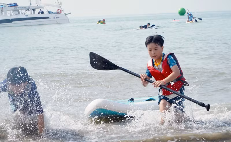Vận động viên nhí cán đích với những nhịp chèo đầy nỗ lực, khép lại phần thi trong niềm vui và sự tự tin. z7737545552798-679c53739c906e564a63cfc06eebb2ab.jpg