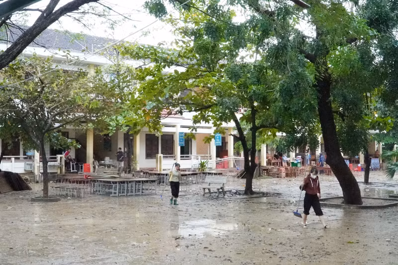 Ngay sau khi nước rút, cán bộ, giáo viên các trường bị ảnh hưởng bởi lũ lụt gác việc nhà lên trường dọn vệ sinh. dsc03360.jpg