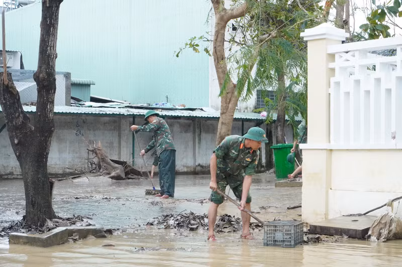 Mỗi cán bộ, chiến sĩ một việc để trường học sớm ổn định đón học sinh ra lớp. dsc03394.jpg