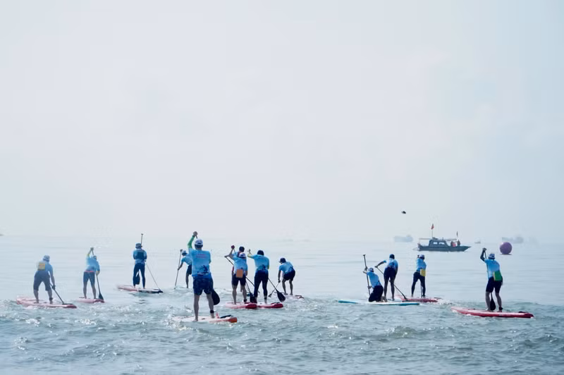 Các vận động viên tranh tài trên biển. z7737542511259-1e42f76d41559b6ac98be73b67bbcb46.jpg
