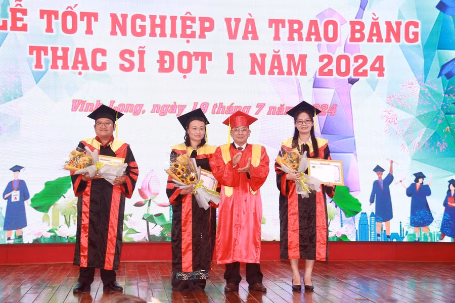 PGS.TS Lương Minh Cừ - Bí thư Đảng ủy, Hiệu trưởng Trường ĐH Cửu Long trao giấy khen cho tân thạc sĩ.