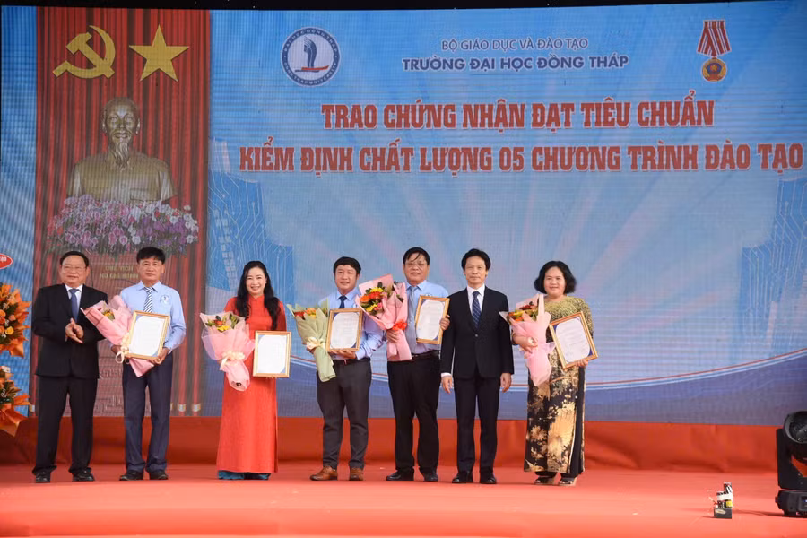 dhdt-khai-giang-4.jpg
