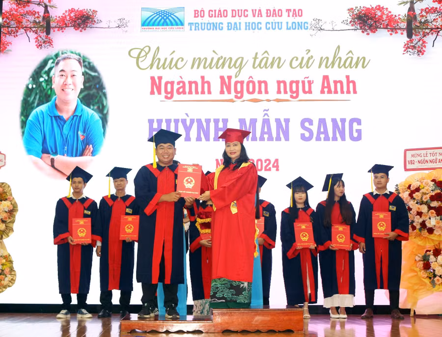 dhcl trao bang tn 3.jpg