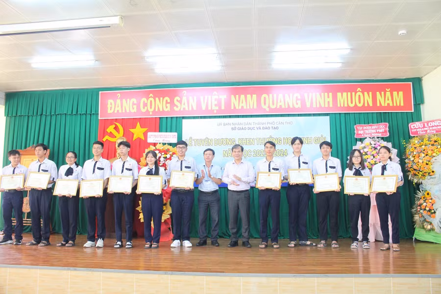 Tuyên dương các em đoạt giải HS giỏi THPT cấp Quốc gia.