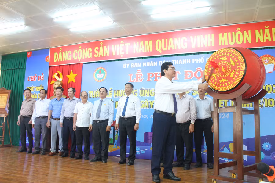 Ông Trần Thanh Bình, Giám đốc Sở GD&ĐT TP Cần Thơ đánh trống truyền thông điệp “Tuần lễ hưởng ứng học tập suốt đời”.