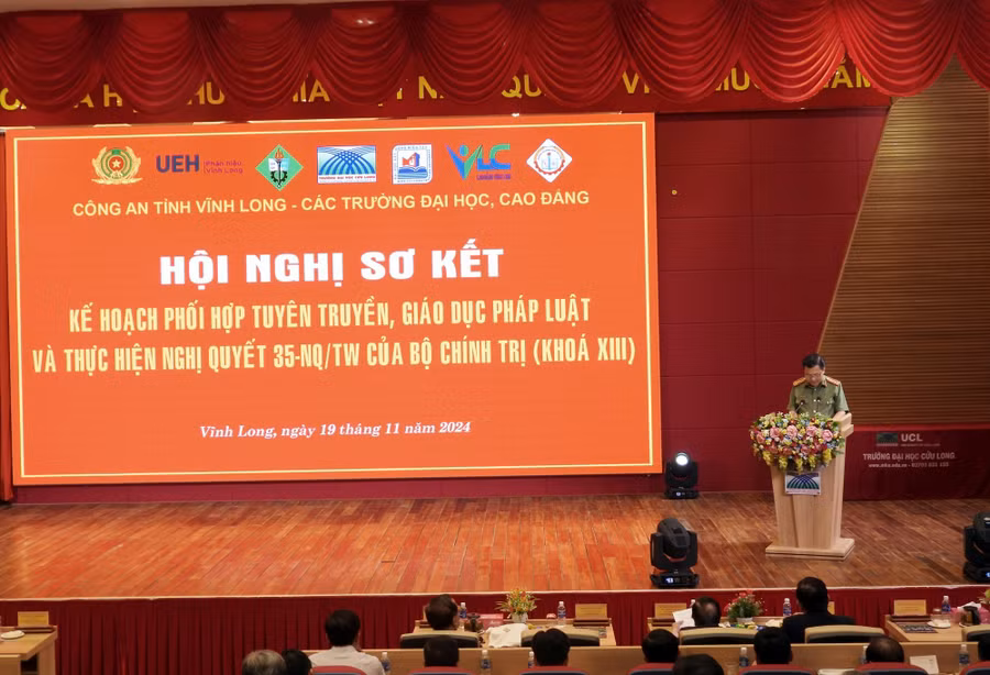 Thượng tá Lê Minh Sơn - Phó Trưởng Phòng An ninh chính trị nội bộ (Công an tỉnh Vĩnh Long) báo cáo sơ kết công tác phối hợp giữa Công an tỉnh với các trường ĐH, CĐ trong tỉnh.