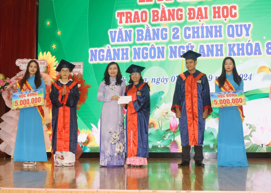 dhcl trao bang 4.jpg