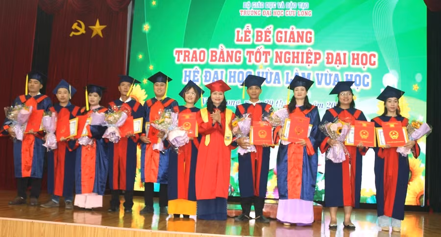 TS Đặng Thị Ngọc Lan, Phó Hiệu trưởng Trường ĐH Cửu Long chúc mừng tân cử nhân tốt nghiệp xuất sắc.