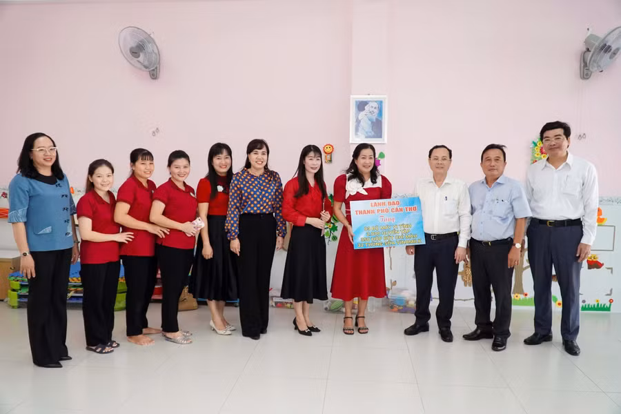 bi thu can tho tham truong lop 6.jpg