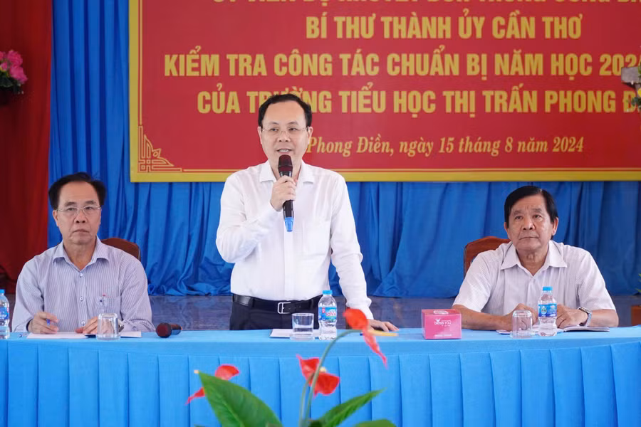 bi thu can tho tham truong lop 3.jpg