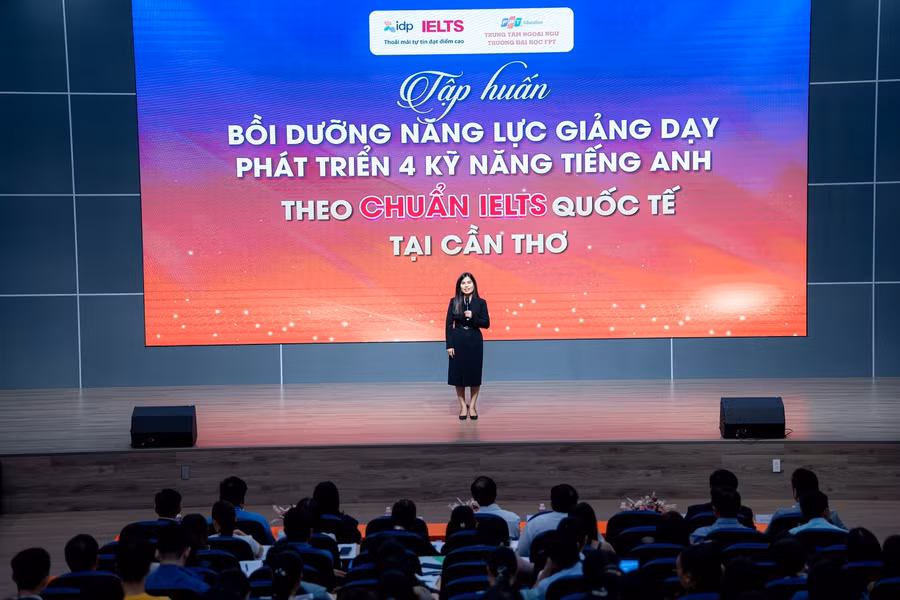 Bà Nguyễn Kim Định - Giám đốc Trung tâm Ngoại ngữ Trường ĐH FPT Cần Thơ phát biểu tại buổi tập huấn.
