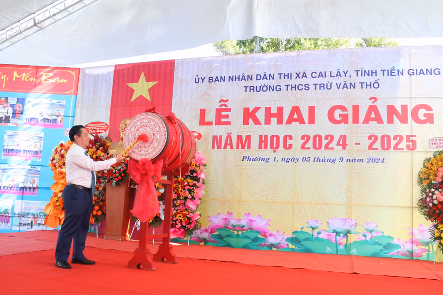Trưởng Ban Tuyên giáo Trung ương Nguyễn Trọng Nghĩa đánh trống khai giảng tại Trường THCS Trừ Văn Thố, thị xã Cai Lậy, Tiền Giang.