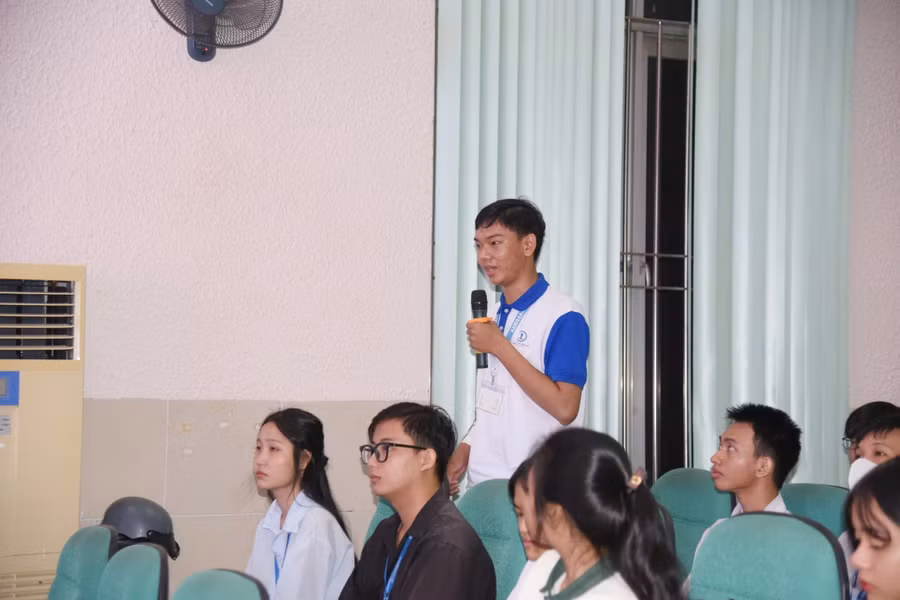 truong-dhdt-gap-go-sv-kk-3-9407.jpg