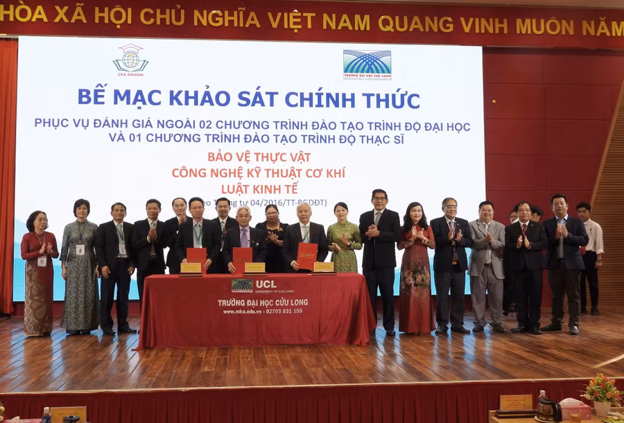 Các bên ký biên bản hoàn thành đợt khảo sát chính thức.