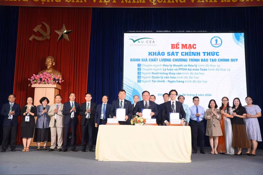 Ký Biên bản hoàn thành đợt khảo sát chính thức 5 chương trình đào tạo.