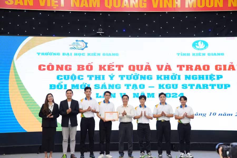 PGS.TS Nguyễn Trung Cang - Phó Hiệu trưởng Trường ĐH Kiên Giang trao giải nhất cho Dự án Mô hình trồng rau thủy canh thông minh HYTERTECH.