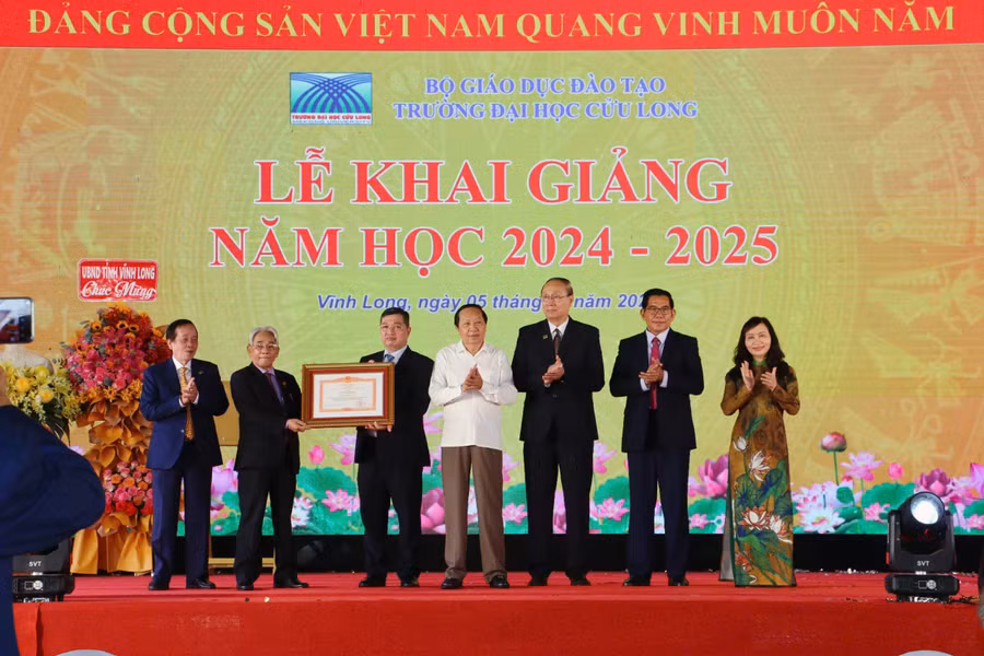 Ông Nguyễn Thành Thế - Phó Bí thư Thường trực Tỉnh ủy Vĩnh Long trao Bằng khen của Thủ tướng cho Trường ĐH Cửu Long.