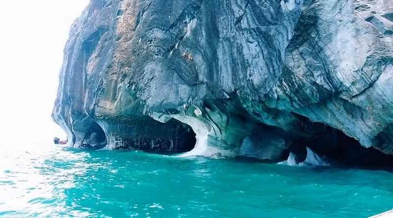 Bột đá mịn này hấp thụ các bước sóng ánh sáng ngắn nhất — màu tím và màu chàm — và phản chiếu chủ yếu ánh sáng xanh lam nhạt và xanh lục trở lại bề mặt, tạo cho nước một màu ngọc lam. 18.jpg