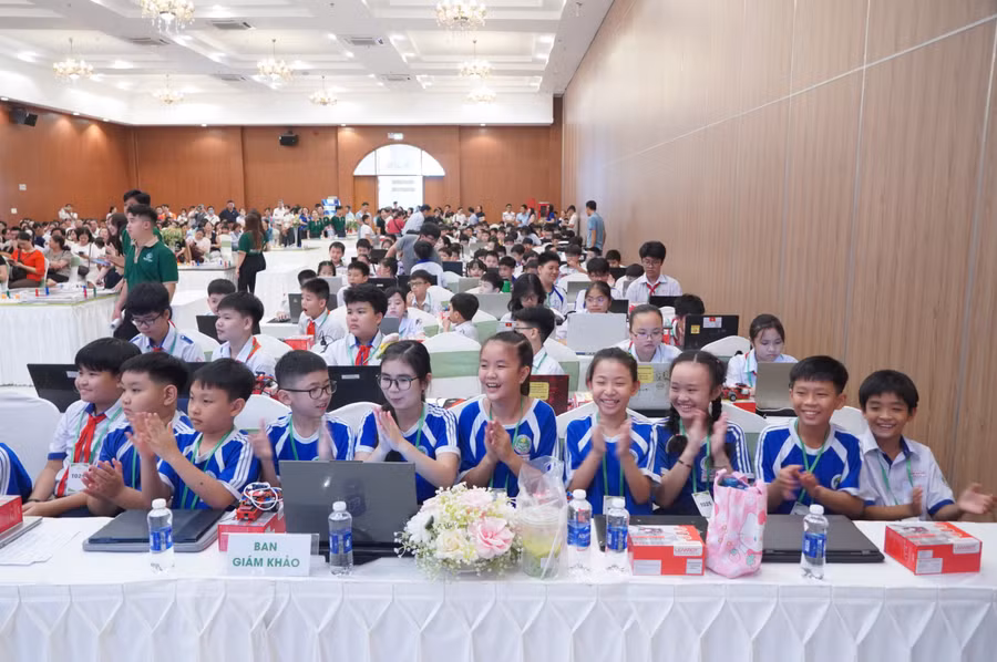 Các thí sinh hào hứng chờ tham gia cuộc thi Robothon cấp TP Cần Thơ năm 2025.