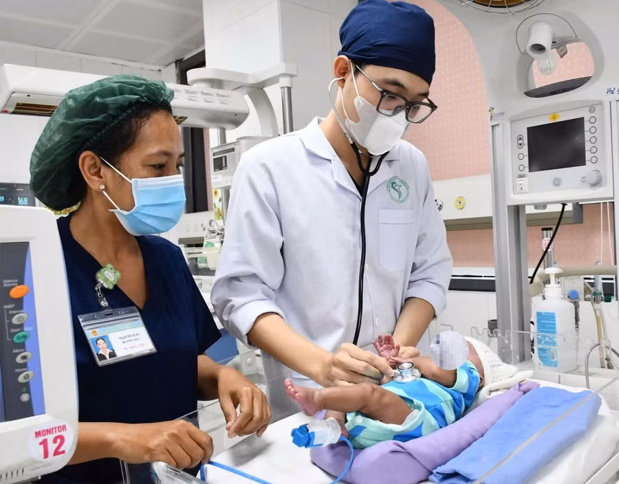 Trẻ sơ sinh cực non, nặng 800 gram được các bác sĩ Bệnh viện chuyên khoa Sản - Nhi Sóc Trăng điều trị thành công.