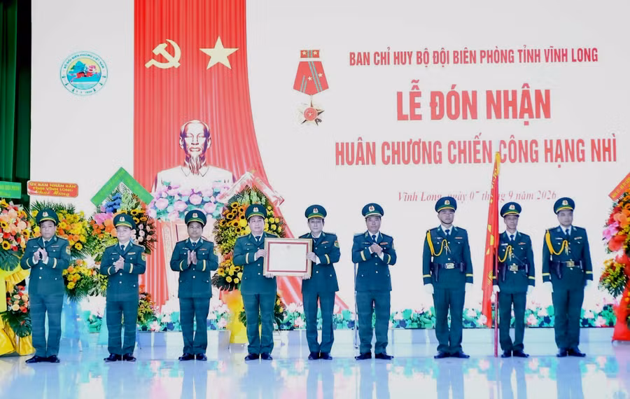 Tập thể Bộ đội biên phòng Vĩnh Long đón nhận Huân chương chiến công hạng Nhì.