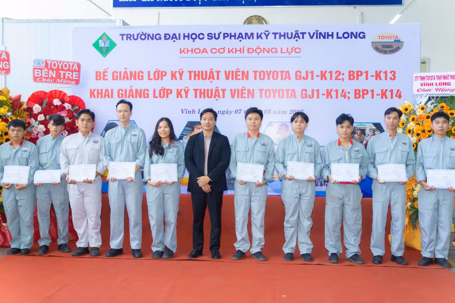 Các học viên nhận chứng chỉ kỹ thuật viên Toyota sau quá trình được Trường ĐH Sư phạm Kỹ thuật Vĩnh Long đào tạo.