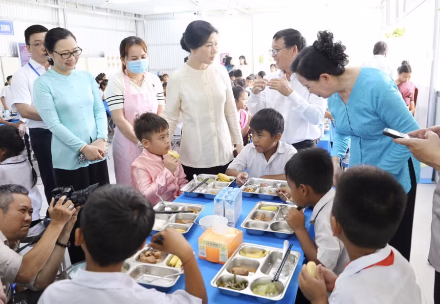 Đoàn công tác trao đổi quá trình tổ chức bữa ăn cho học sinh Trường Tiểu học Tân Hiệp B.