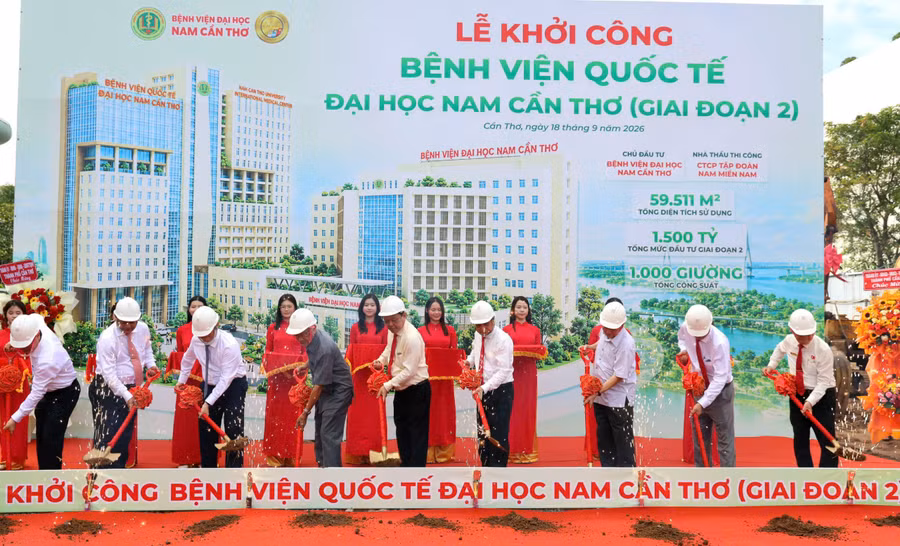 Đại biểu thực hiện nghi thức khởi công Bệnh viện Quốc tế ĐH Nam Cần Thơ giai đoạn 2.