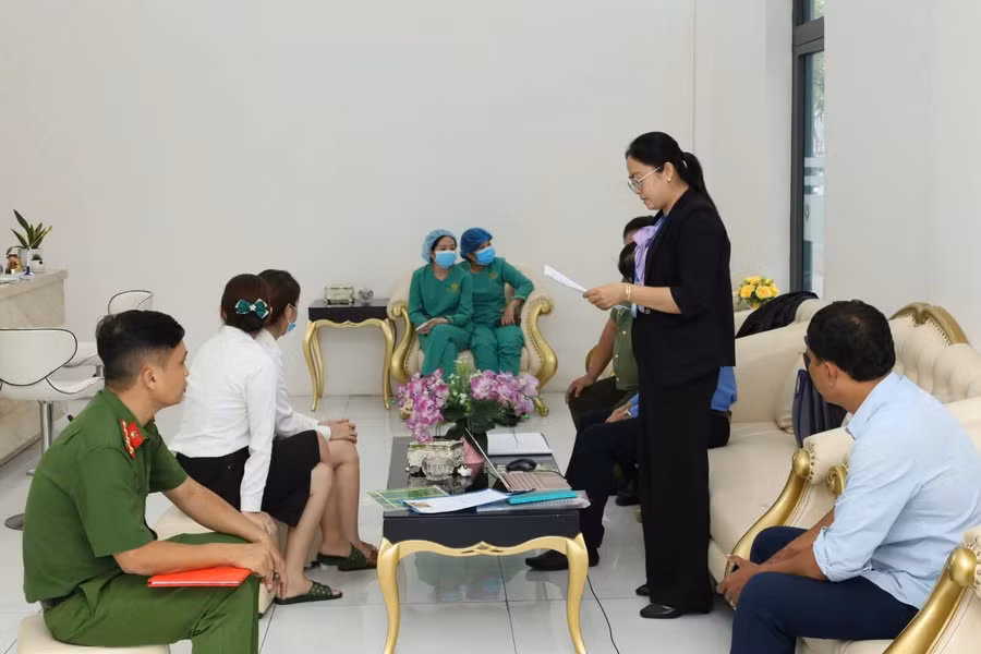 Đoàn kiểm tra liên ngành làm việc tại Cơ sở Nha khoa Quốc tế Tuệ Minh. Ảnh: Công an TP Cần Thơ cung cấp