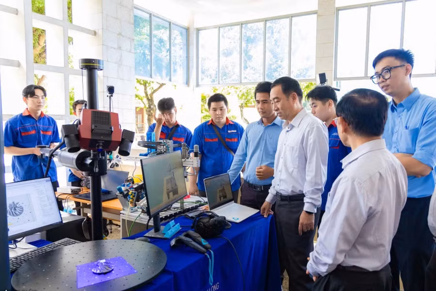 Lãnh đạo UBND tỉnh Vĩnh Long thăm Trường ĐH Sư phạm kỹ thuật Vĩnh Long - đơn vị có thế mạnh trong đào tạo các ngành học STEM.