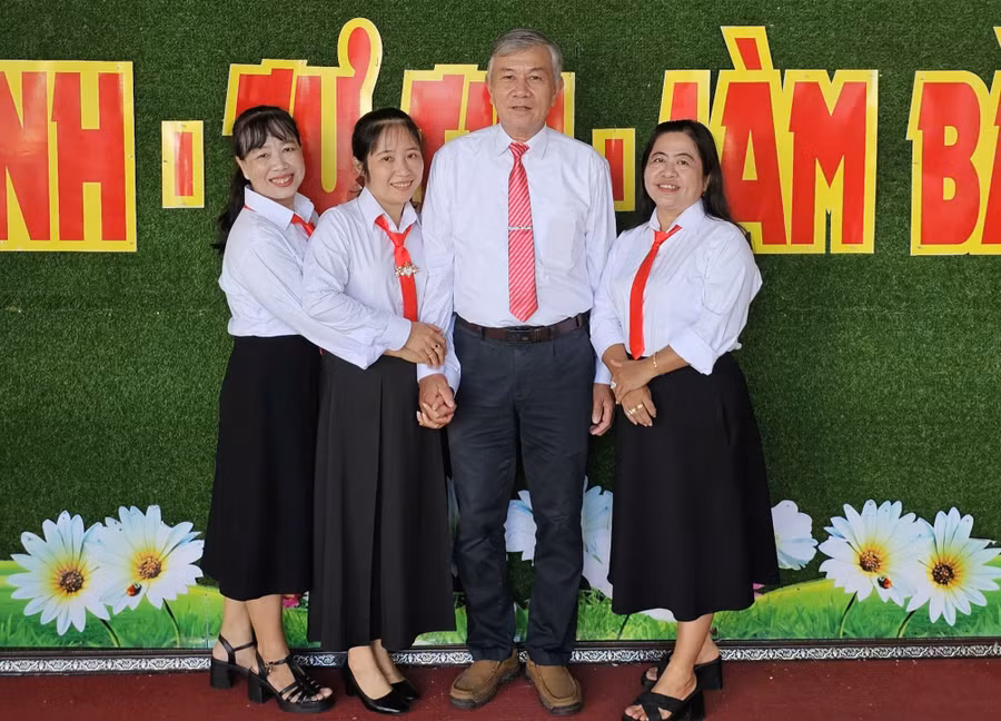 Thầy Cao Xuân Lương và đồng nghiệp tại Trường THPT Hoàng Diệu.