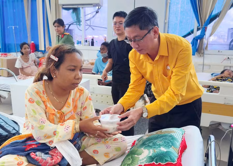 Ông Thái Đăng Khoa, Bí thư Đảng ủy phường Phú Lợi trao suất ăn 0 đồng tại Bệnh viện đa khoa Sóc Trăng.