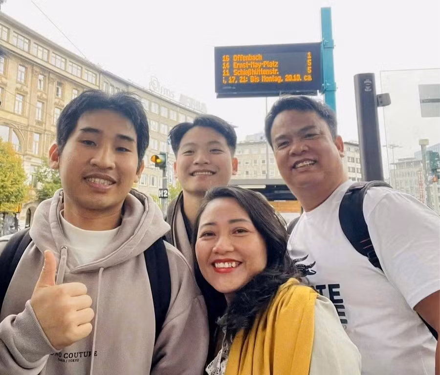 Bà Nguyễn Thị Thu, Giám đốc KNP EDU trong một chuyến sang Đức thăm các học viên.