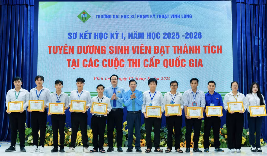 Lãnh đạo Trường ĐH Sư phạm Kỹ thuật Vĩnh Long tuyên dương và trao hàng trăm suất học bổng cho sinh viên.