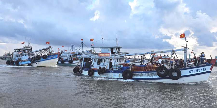 Hàng trăm tàu cá tham gia Nghinh Ông ở cửa biển Trần Đề.