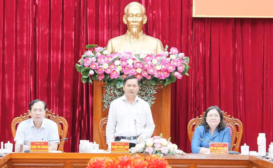 Bí thư Tỉnh ủy Vĩnh Long, ông Trần Văn Lâu phát biểu tại buổi làm việc.