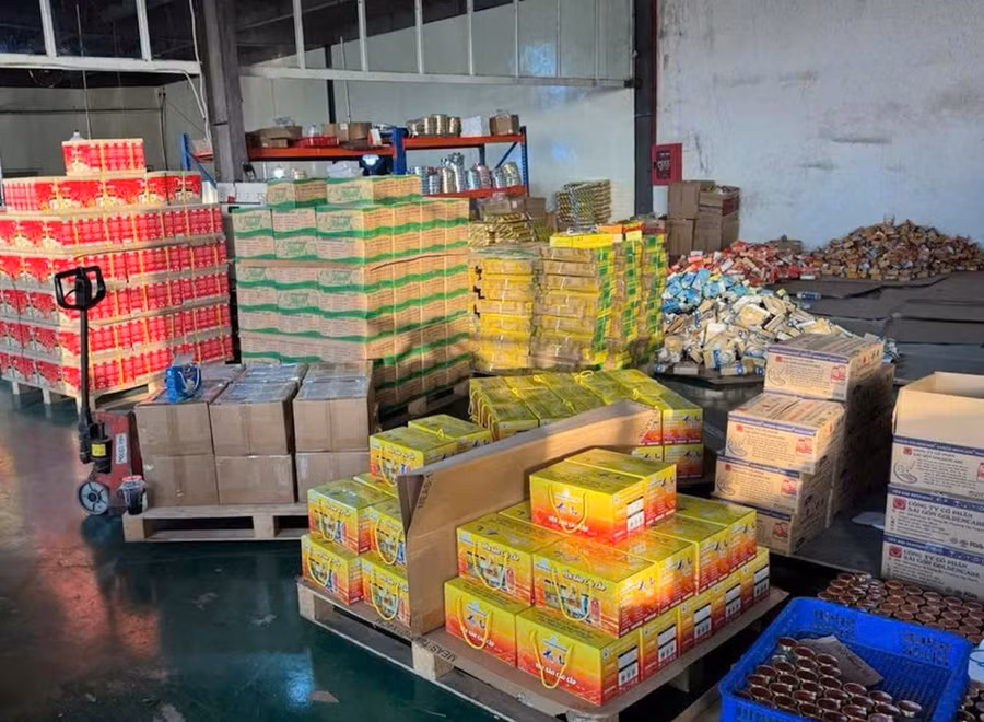 Hàng trăm nghìn sản phẩm nước yến giả bị công an thu giữ.