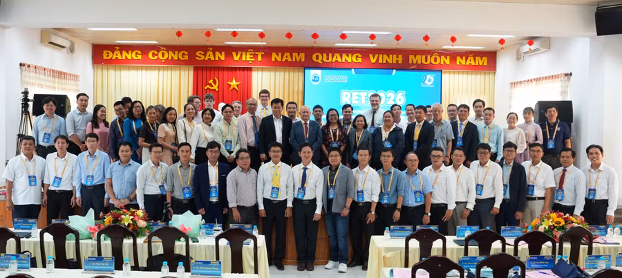 Đại biểu tham dự hội thảo chụp ảnh lưu niệm.