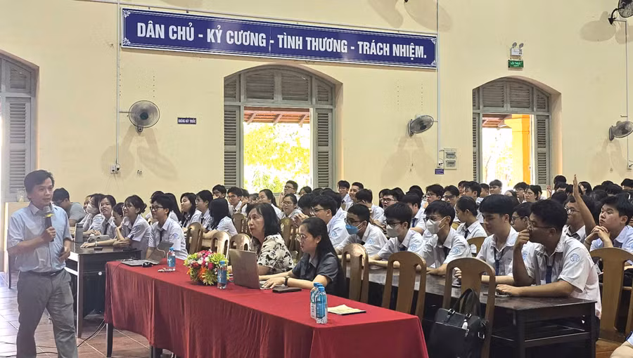 Học sinh Trường THPT Châu Văn Liêm, TP Cần Thơ hào hứng trong buổi tập huấn sử dụng AI trong học tập.