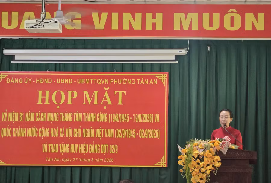 Bà Lê Thị Hồng Lam, Chủ tịch UBND phường Tân An phát biểu tại buổi họp mặt.
