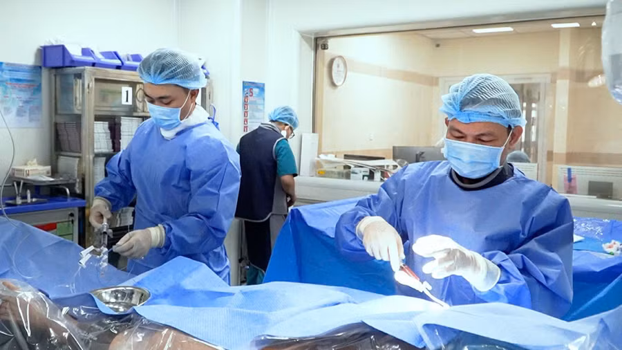 Các bác sĩ Bệnh viện ĐH Nam Cần Thơ xử lý thành công ca tái hẹp nặng stent mạch vành từng đặt ở Hàn Quốc.
