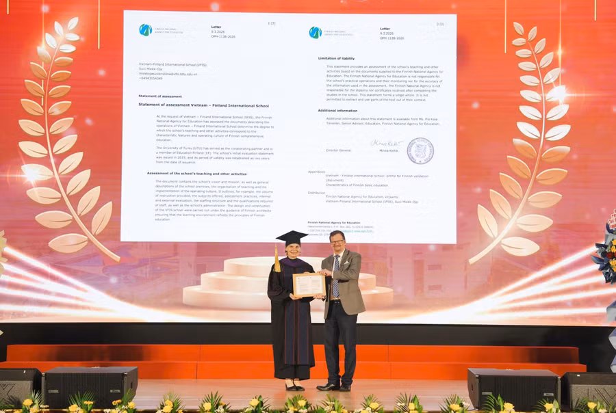 Đại sứ Phần Lan Pekka Voutilainen trao thư xác nhận "Trường học định hướng Phần Lan" tại Lễ Tổng kết năm học 2025-2026 của VFIS. Ảnh: VFIS.