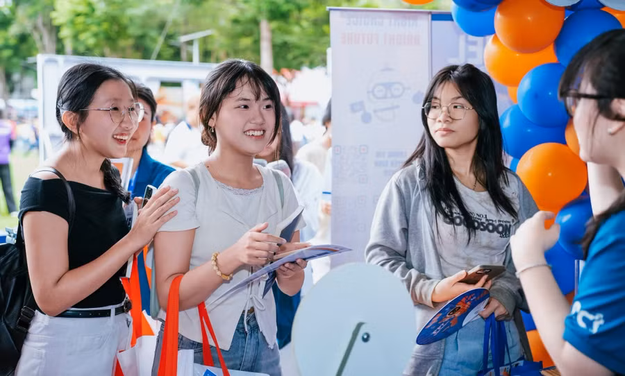 Thí sinh tham dự ngày hội lựa chọn nguyện vọng xét tuyển đại học, cao đẳng năm 2026 diễn ra tại TPHCM (ngày 4/7). Ảnh: UEL.